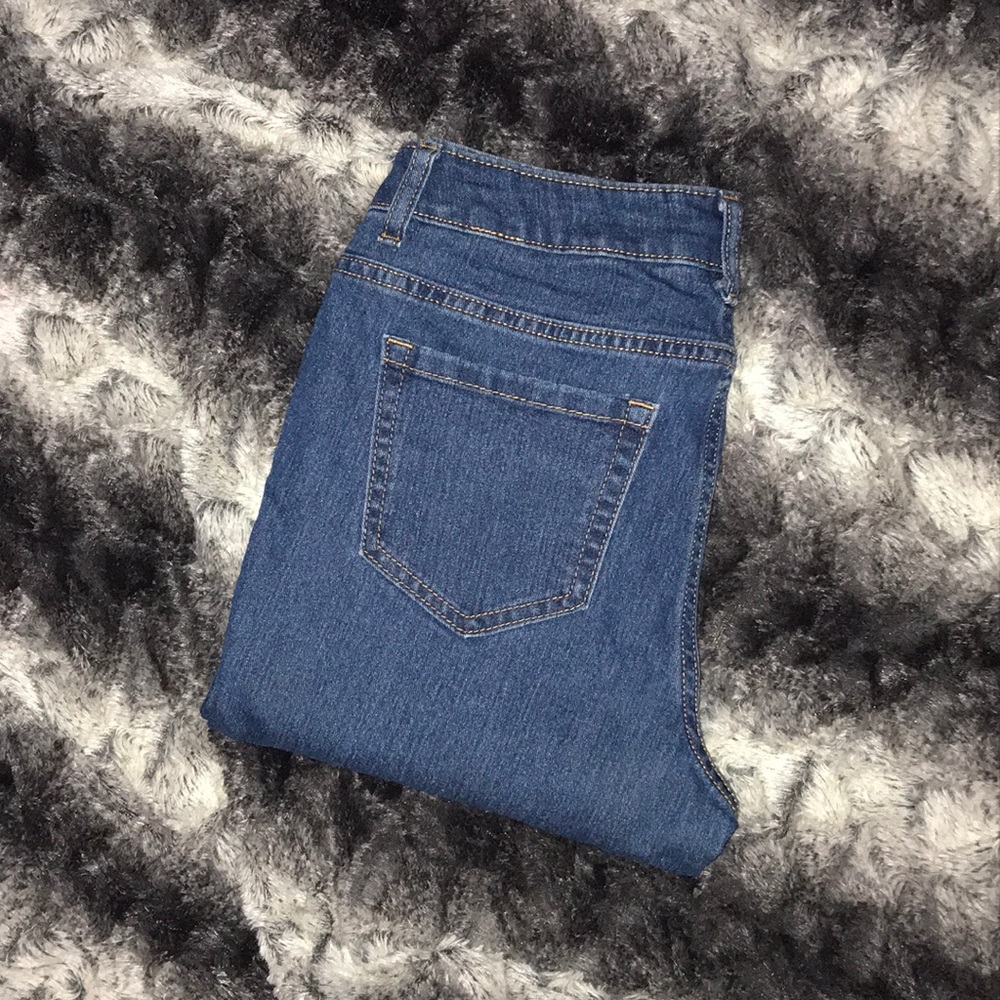 High-waisted jeans